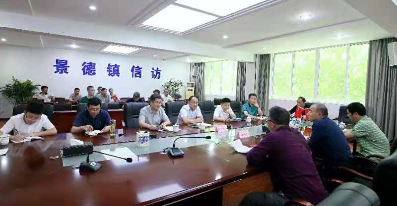 ​饶华东在市信访局接待群众来访