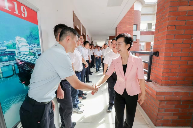 胡雪梅走访市纪委监委机关和市委有关部门