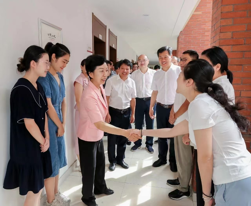 胡雪梅走访市纪委监委机关和市委有关部门